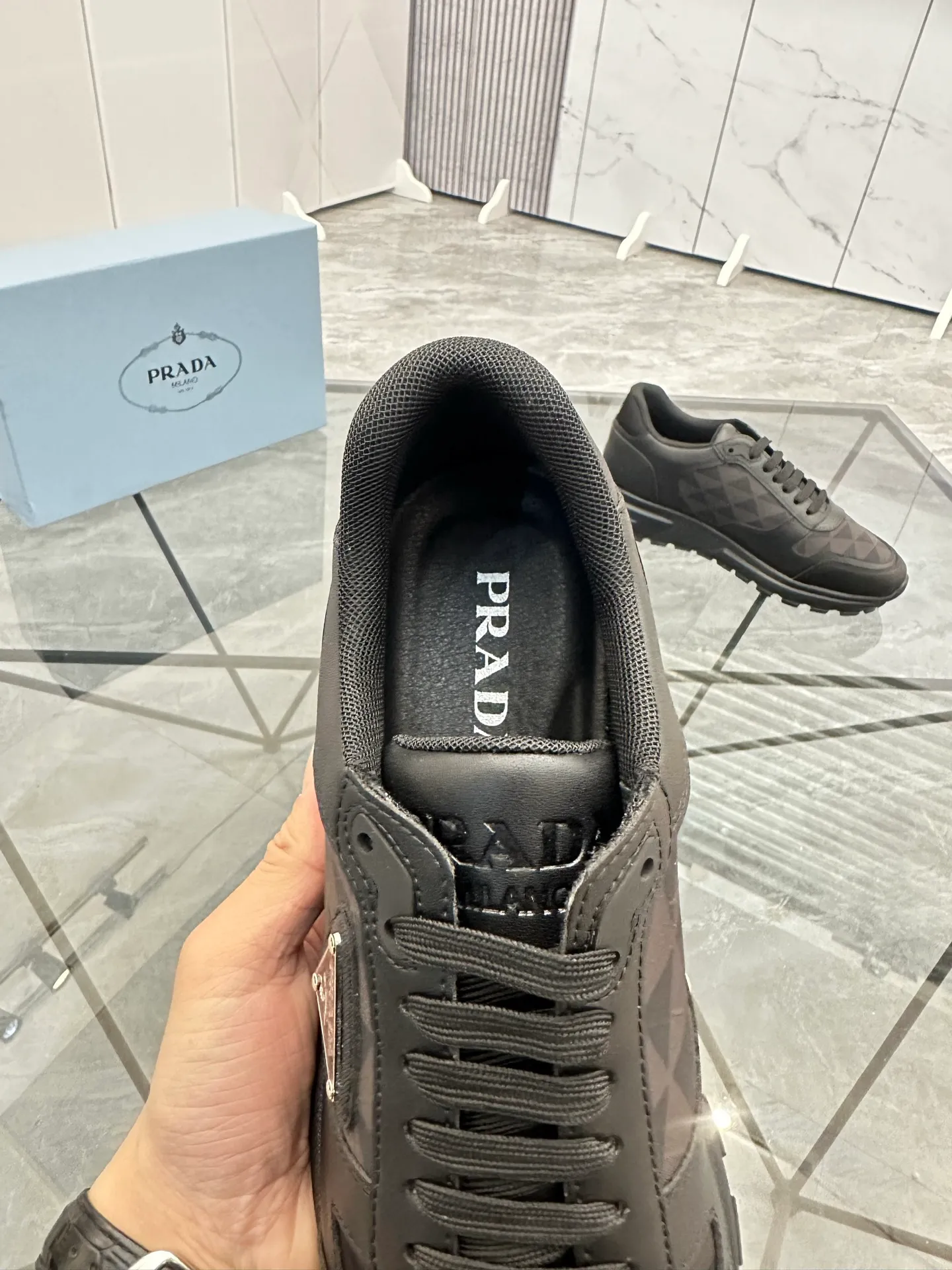 Men's shoes: 💰P440¥ Product trademark: Prada *"Prada*" low-top casual shoes Regular size: 38-44 (can be customized to 45.46) Product materials: imported cowhide upper, sheepskin lining, original outsole. Number: 835